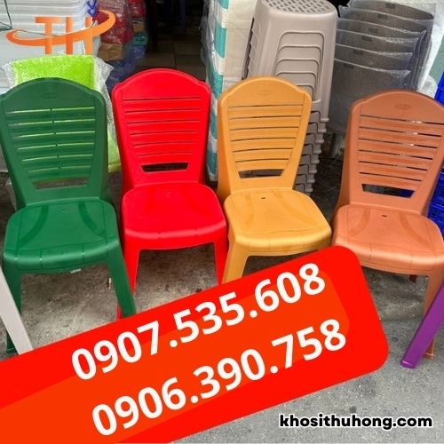 Ghế nhựa có nhiều màu sắc khác nhau