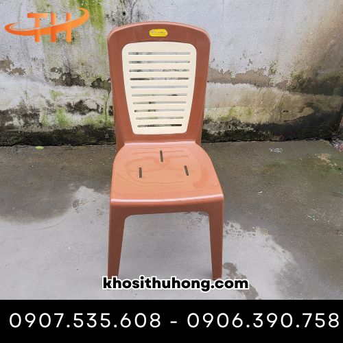 Ghế nhựa có tựa lưng giúp ngồi thoải mái hơn