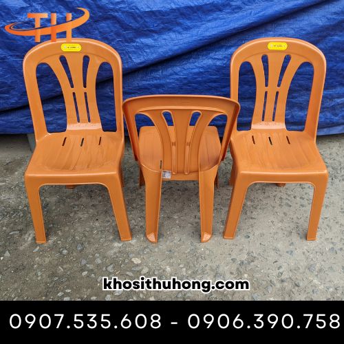 Ghế nhựa có nhiều màu sắc khác nhau