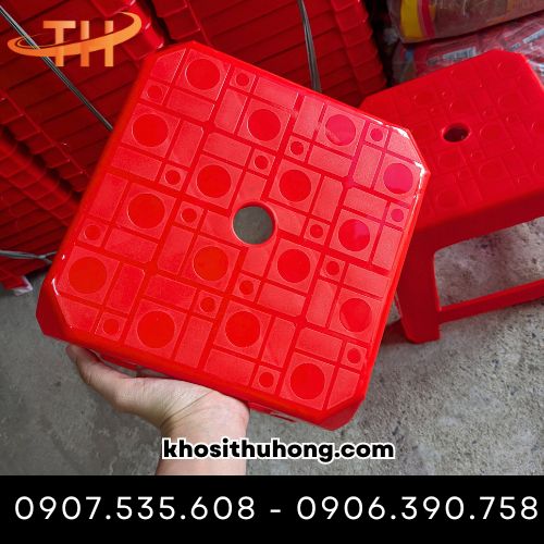 Bề mặt ghế có hoa văn chống trơn trượt