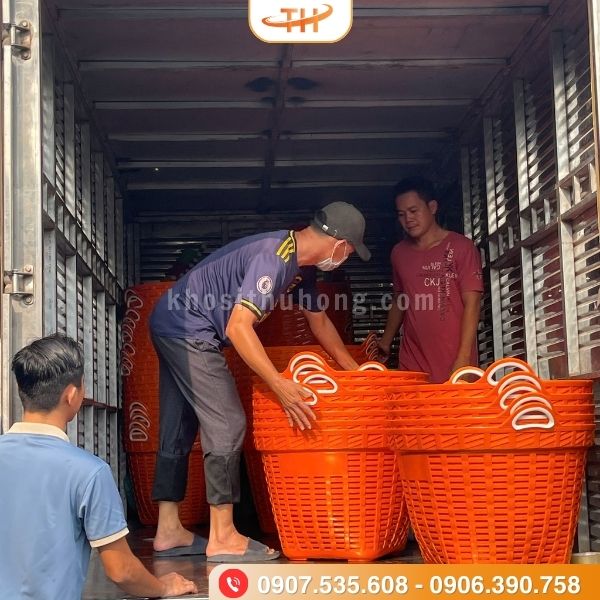 Giao hàng cần xé nhựa tại kho Thu Hồng Giao hàng cần xé nhựa tại kho Thu Hồng