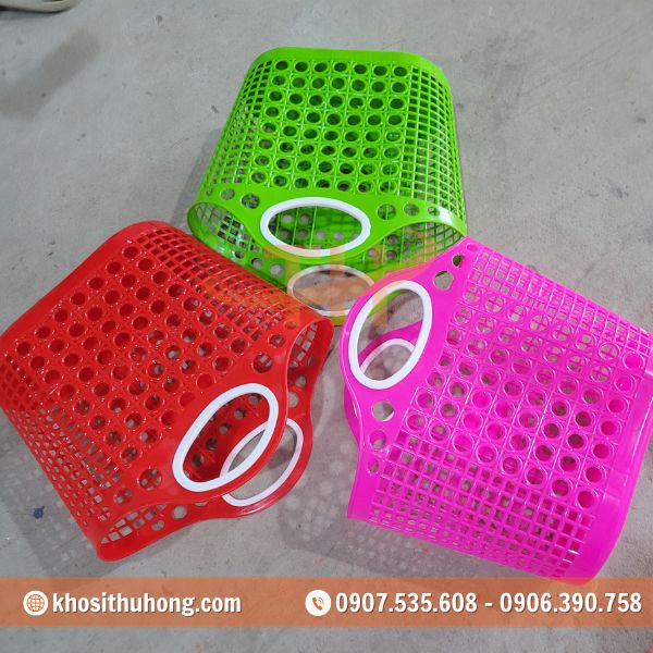 Giỏ nhựa thường có thiết kế viền bo để tránh gây đau tay khi xách Giỏ nhựa thường có thiết kế viền bo để tránh gây đau tay khi xách