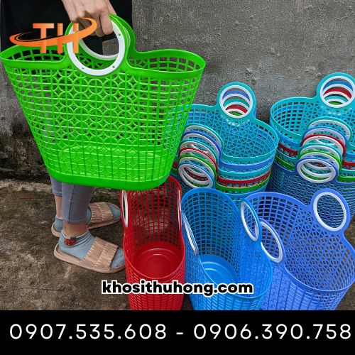 Giỏ xách nhựa có nhiều màu sắc khác nhau
