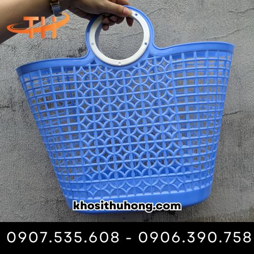 Giỏ xách có các lỗ nhỏ giúp thoáng khí