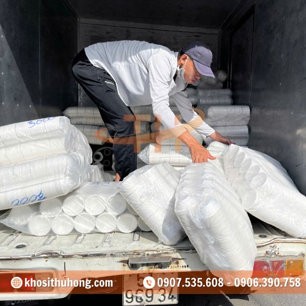 Hàng chục kiện hàng chén nhựa được bốc xếp lên xe tải Hàng chục kiện hàng chén nhựa được bốc xếp lên xe tải