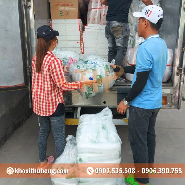 Hình ảnh nhân viên Thu Hồng di chuyển hàng lên xe Hình ảnh nhân viên Thu Hồng di chuyển hàng lên xe