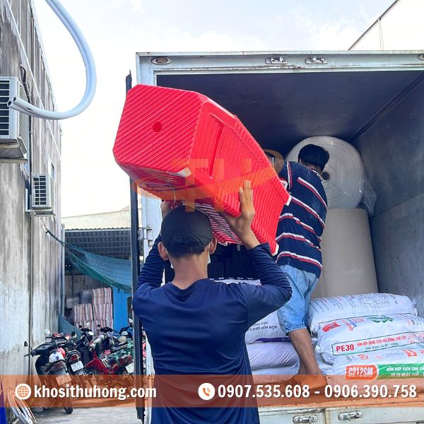 Hình ảnh nhân viên Thu Hồng vận chuyển ghế nhựa lên xe Hình ảnh nhân viên Thu Hồng vận chuyển ghế nhựa lên xe