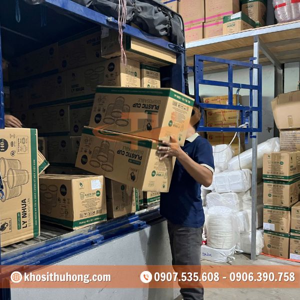 Hình ảnh nhân viên Thu Hồng vận chuyển ly nhựa lên xe giao hàng Hình ảnh nhân viên Thu Hồng vận chuyển ly nhựa lên xe giao hàng