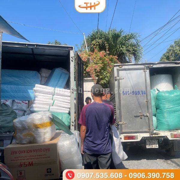 Hoạt động giao hàng hằng ngày tại Thu Hồng Hoạt động giao hàng hằng ngày tại Thu Hồng