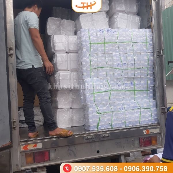 Hũ sữa chua đã sẵn sàng giao cho khách Hũ sữa chua đã sẵn sàng giao cho khách