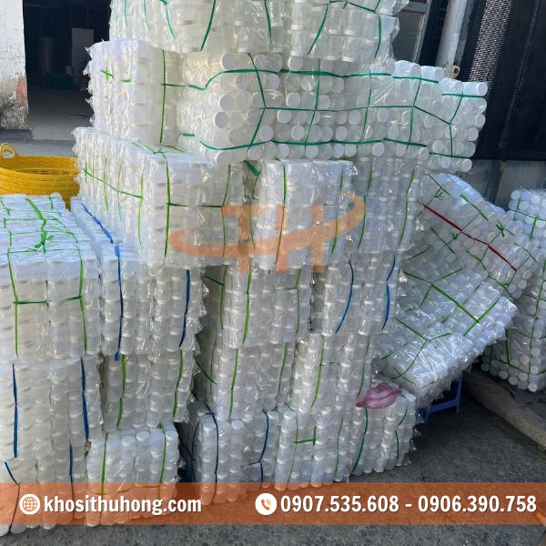 Hũ sữa chua được đóng gói thành từng kiện lớn Hũ sữa chua được đóng gói thành từng kiện lớn