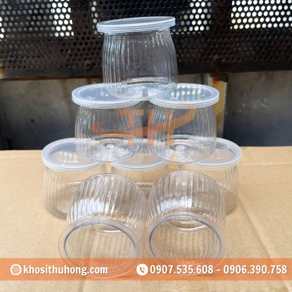 Hũ sữa chua được thiết kế vân sọc dọc giúp cầm chắc tay Hũ sữa chua được thiết kế vân sọc dọc giúp cầm chắc tay