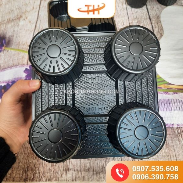 Mặt sau của khay nhựa đựng ly 4 ngăn Mặt sau của khay nhựa đựng ly 4 ngăn