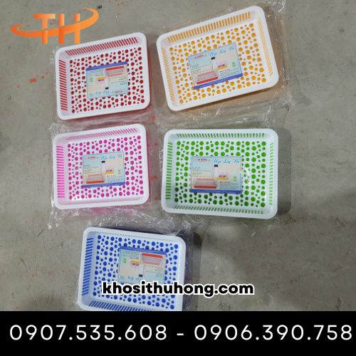 Khay nhựa có nhiều màu sắc khác nhau