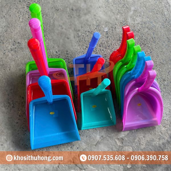 Ky hốt rác gồm nhiều màu sắc sặc sỡ Ky hốt rác gồm nhiều màu sắc sặc sỡ