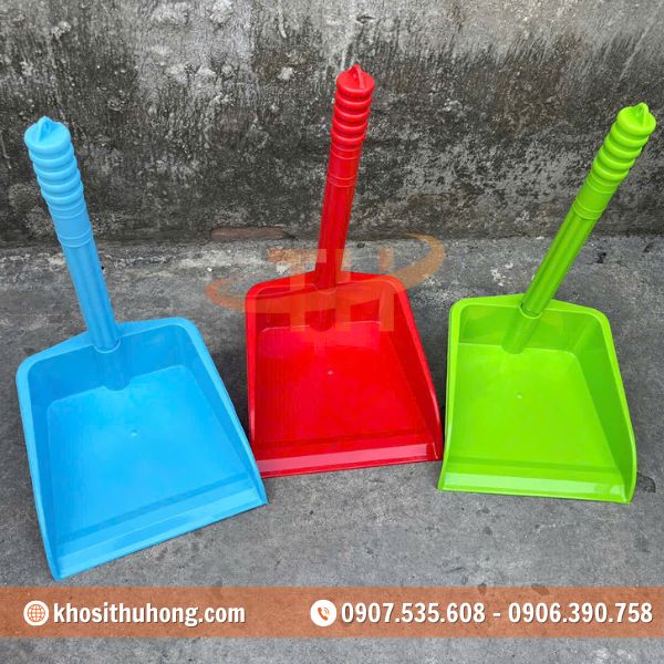 Ky hốt rác nhựa cán dài được làm từ nhựa PP cứng cáp, chịu lực tốt Ky hốt rác nhựa cán dài được làm từ nhựa PP cứng cáp, chịu lực tốt