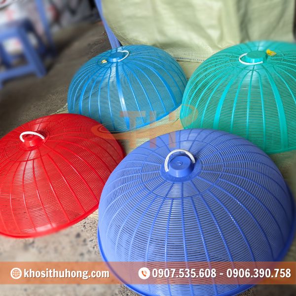 Lồng bàn nhựa với nhiều kích cỡ và nhiều màu sắc đa dạng Lồng bàn nhựa với nhiều kích cỡ và nhiều màu sắc đa dạng