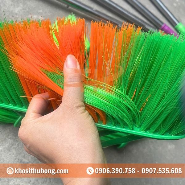 Lông chổi dày dặn quét sạch bụi bẩn Lông chổi dày dặn quét sạch bụi bẩn