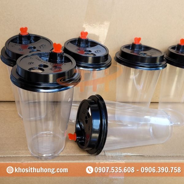 Ly được làm từ nhựa PP trong suốt giúp hiển thị màu sắc nước bên trong Ly được làm từ nhựa PP trong suốt giúp hiển thị màu sắc nước bên trong