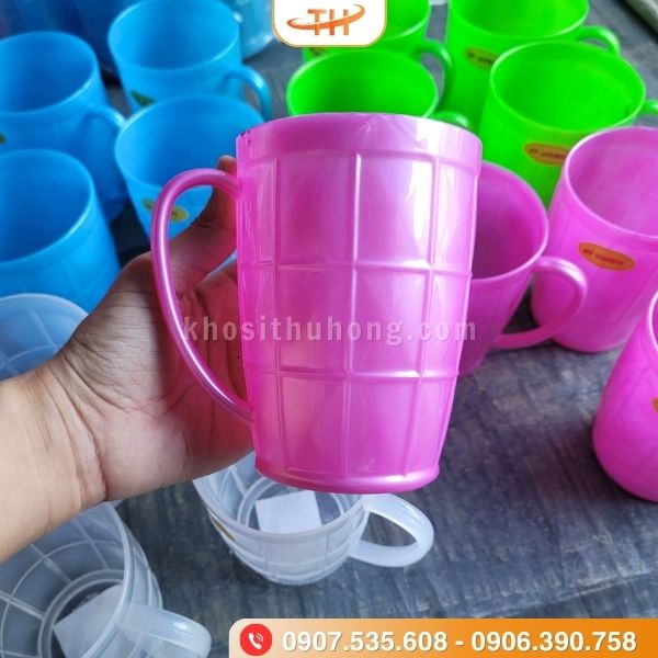 Ly mãng cầu nhựa có tay cầm tiện lợi Ly mãng cầu nhựa có tay cầm tiện lợi