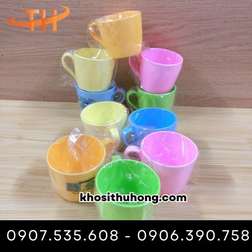 Ly nhựa với nhiều màu sắc khác nhau