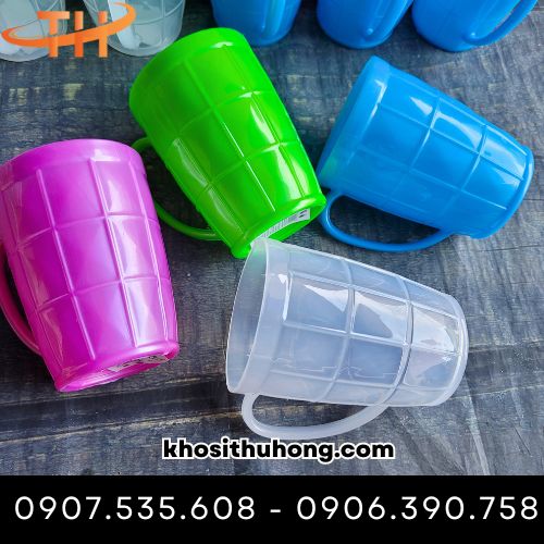 Ly nhựa có quai cầm