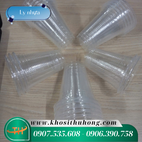 Ly nhựa trong suốt đựng nước mía