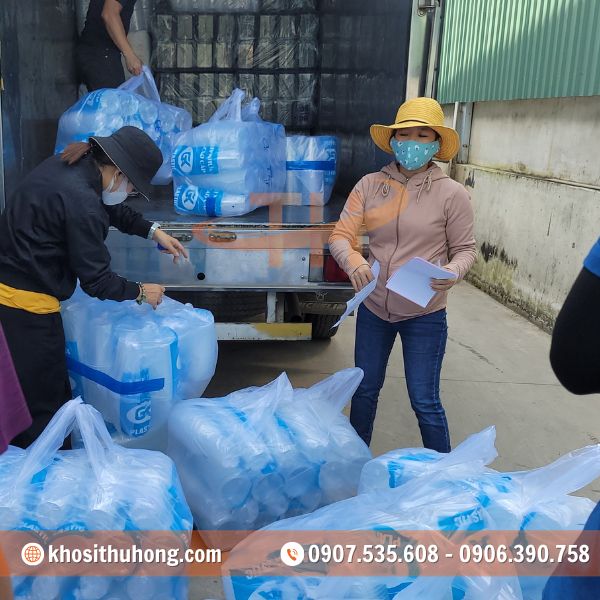 Ly nhựa được kiểm đếm kỹ càng trước khi giao Ly nhựa được kiểm đếm kỹ càng trước khi giao