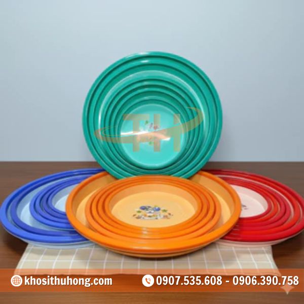 Mâm nhựa tròn gồm nhiều kích thước và màu sắc khác nhau Mâm nhựa tròn gồm nhiều kích thước và màu sắc khác nhau