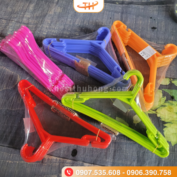 Móc nhựa gồm nhiều màu sắc đa dạng Móc nhựa gồm nhiều màu sắc đa dạng