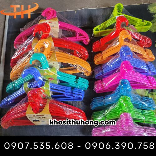 Móc nhựa treo quần áo shop