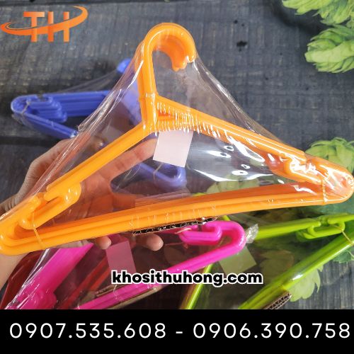 Móc nhựa đen treo quần áo