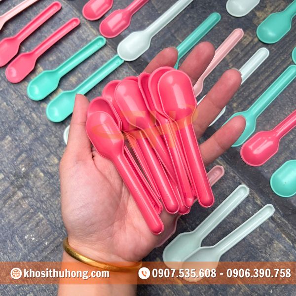 Muỗng nhựa có giá thành thấp, tiết kiệm chi phí đáng kể Muỗng nhựa có giá thành thấp, tiết kiệm chi phí đáng kể