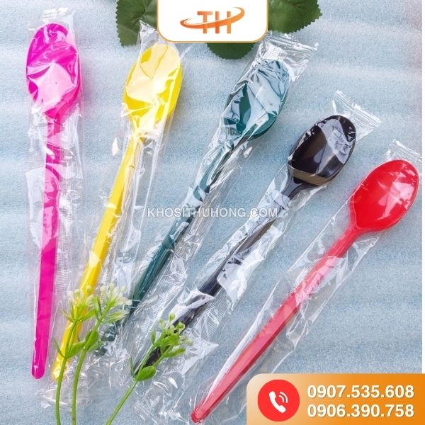 Muỗng nhựa có màng bọc gồm nhiều màu sắc sặc sỡ Muỗng nhựa có màng bọc gồm nhiều màu sắc sặc sỡ
