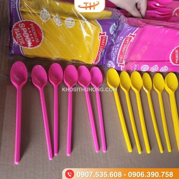 Muỗng nhựa đủ màu rực rỡ Muỗng nhựa đủ màu rực rỡ