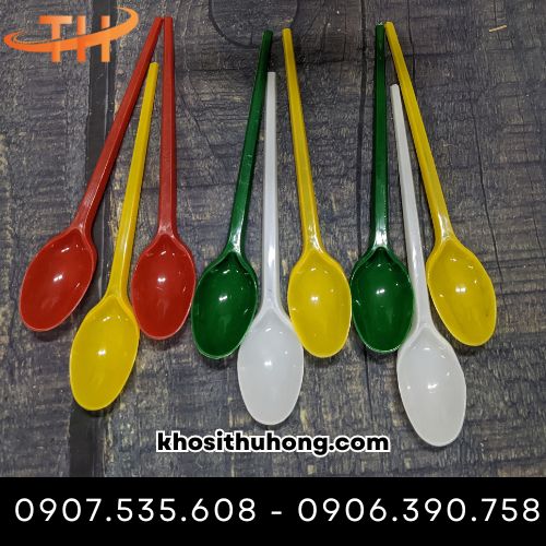 Muỗng nhựa có nhiều màu sắc khác nhau