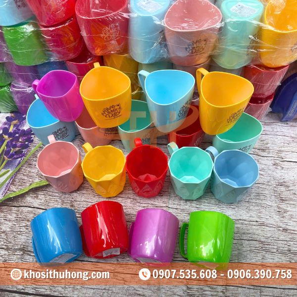 Nguồn sỉ ly nhựa có tay cầm các loại với mẫu mã hot Nguồn sỉ ly nhựa có tay cầm các loại với mẫu mã hot