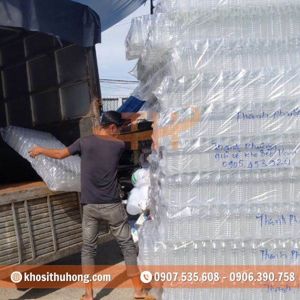 Nhân viên kho Thu Hồng chất hàng lên xe Nhân viên kho Thu Hồng chất hàng lên xe