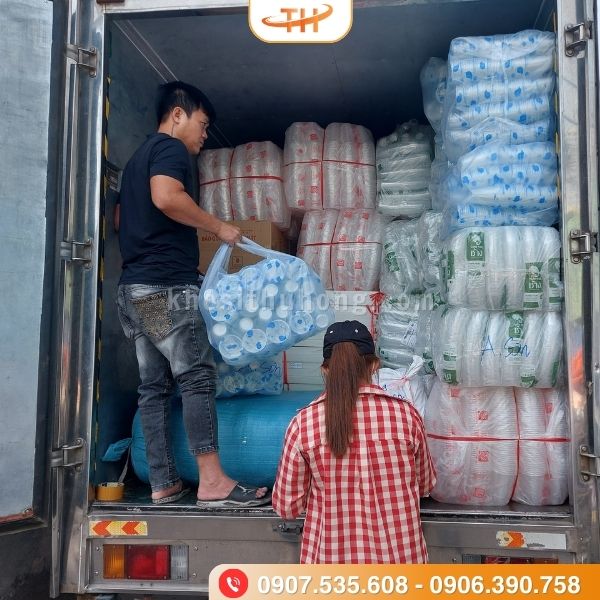 Nhân viên kiểm kê trước khi giao hàng cho khách Nhân viên kiểm kê trước khi giao hàng cho khách