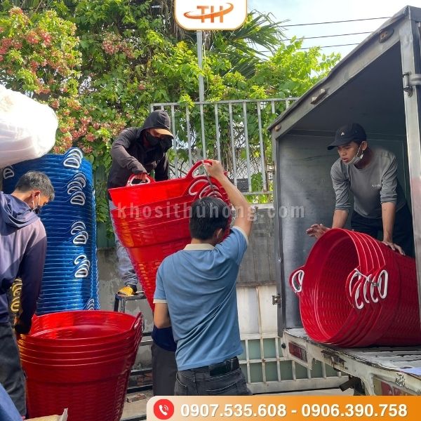 Nhân viên nhà Thu Hồng chất hàng lên xe Nhân viên nhà Thu Hồng chất hàng lên xe