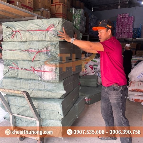 Nhân viên Thu Hồng chuẩn bị bốc xếp hàng hóa lên xe Nhân viên Thu Hồng chuẩn bị bốc xếp hàng hóa lên xe