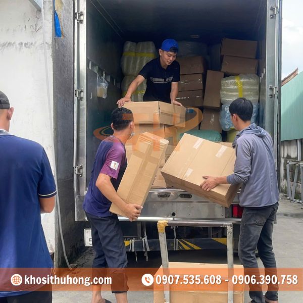 Nhân viên Thu Hồng nhanh tay chất hàng lên xe Nhân viên Thu Hồng nhanh tay chất hàng lên xe