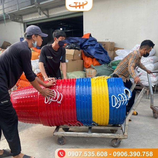 Nhân viên vận chuyển cần xé nhựa Nhân viên vận chuyển cần xé nhựa