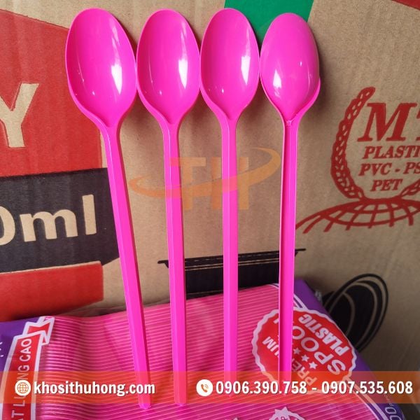 Phần cán muỗng dài 20cm giúp dễ cầm nắm Phần cán muỗng dài 20cm giúp dễ cầm nắm