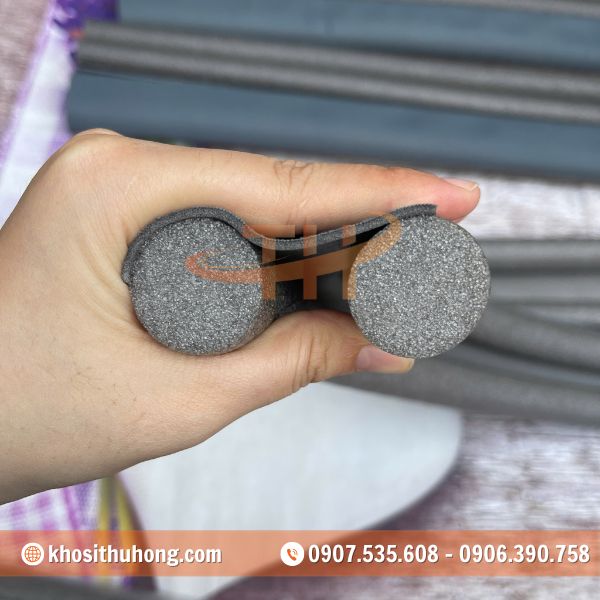 Phần mút xốp ôm sát bờ cửa kín khít Phần mút xốp ôm sát bờ cửa kín khít