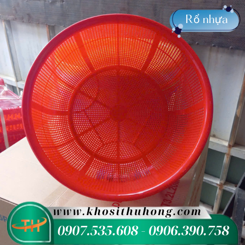 Rổ nhựa đỏ đựng rau củ quả