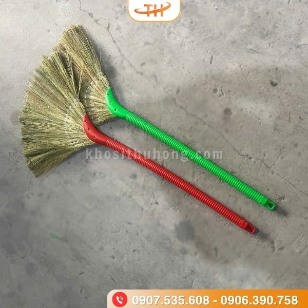 Thân chổi cỏ có gân chống trơn trượt khi cầm nắm Thân chổi cỏ có gân chống trơn trượt khi cầm nắm