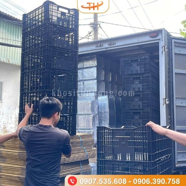 Thu Hồng giao hàng sóng nhựa đen Thu Hồng giao hàng sóng nhựa đen