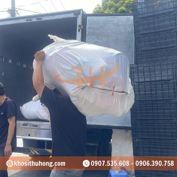 Thu Hồng giao hàng xô đá cho khách sỉ Thu Hồng giao hàng xô đá cho khách sỉ