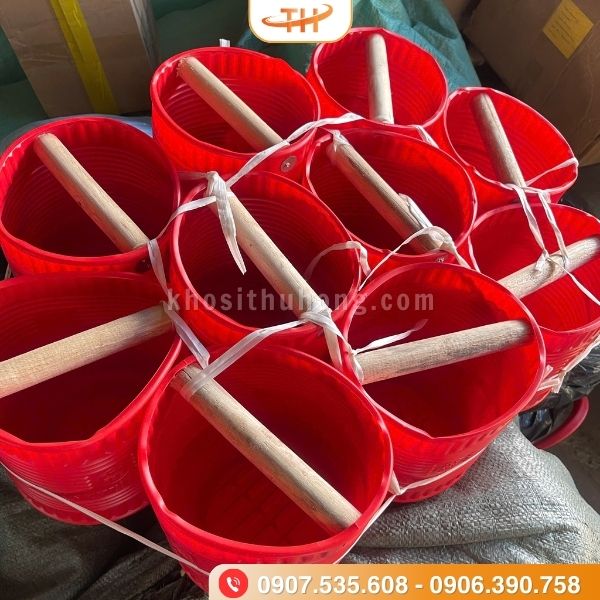 Thu Hồng - Nguồn sỉ gàu nước nhựa đỏ cán gỗ giá rẻ Thu Hồng - Nguồn sỉ gàu nước nhựa đỏ cán gỗ giá rẻ